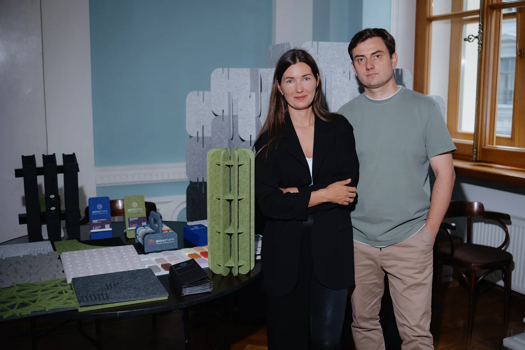 Екипът на Phonitura представя акустични проби и формуляри за продукти